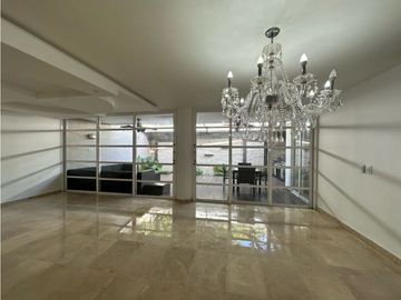 ELEGANTE Y LUJOSA  CASA DE TRES NIVELES EN CONJUNTO