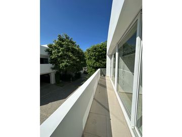 ELEGANTE Y LUJOSA  CASA DE TRES NIVELES EN CONJUNTO