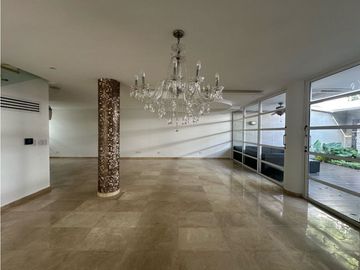 ELEGANTE Y LUJOSA  CASA DE TRES NIVELES EN CONJUNTO