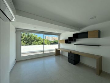 ELEGANTE Y LUJOSA  CASA DE TRES NIVELES EN CONJUNTO