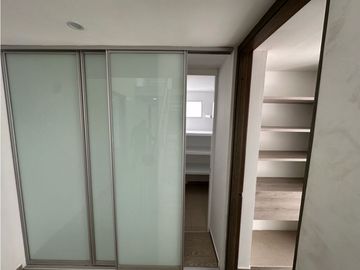 ELEGANTE Y LUJOSA  CASA DE TRES NIVELES EN CONJUNTO