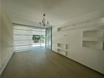 ELEGANTE Y LUJOSA  CASA DE TRES NIVELES EN CONJUNTO