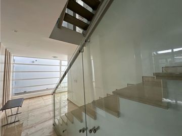 ELEGANTE Y LUJOSA  CASA DE TRES NIVELES EN CONJUNTO