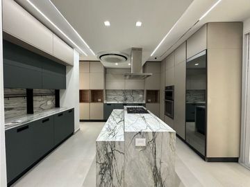 ELEGANTE Y LUJOSA  CASA DE TRES NIVELES EN CONJUNTO