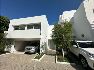 ELEGANTE Y LUJOSA  CASA DE TRES NIVELES EN CONJUNTO