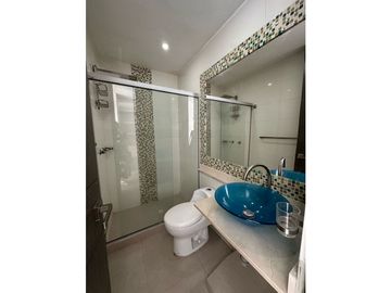 ELEGANTE Y LUJOSA  CASA DE TRES NIVELES EN CONJUNTO