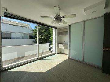 ELEGANTE Y LUJOSA  CASA DE TRES NIVELES EN CONJUNTO