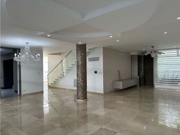 ELEGANTE Y LUJOSA  CASA DE TRES NIVELES EN CONJUNTO