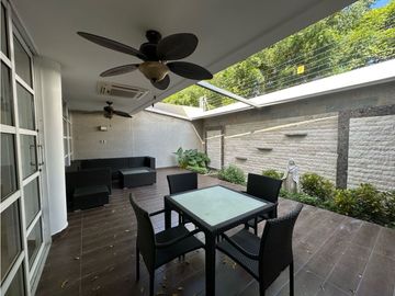 ELEGANTE Y LUJOSA  CASA DE TRES NIVELES EN CONJUNTO