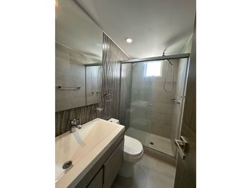 ELEGANTE Y LUJOSA  CASA DE TRES NIVELES EN CONJUNTO