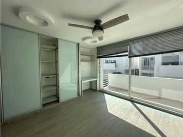 ELEGANTE Y LUJOSA  CASA DE TRES NIVELES EN CONJUNTO