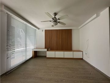 ELEGANTE Y LUJOSA  CASA DE TRES NIVELES EN CONJUNTO