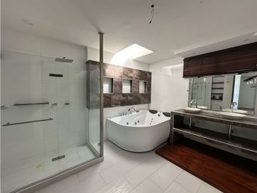ELEGANTE Y LUJOSA  CASA DE TRES NIVELES EN CONJUNTO