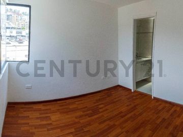 En venta departamento con vista panorámica. El Batán
