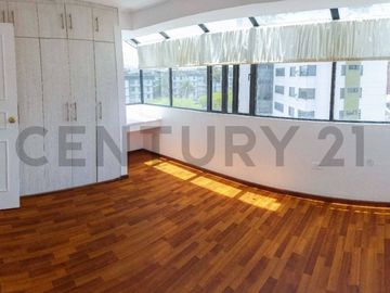 En venta departamento con vista panorámica. El Batán