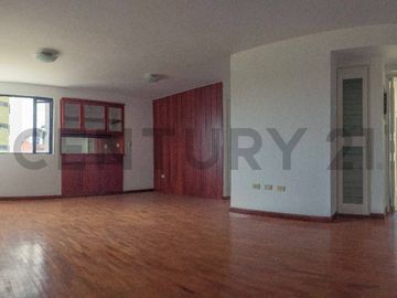 En venta departamento con vista panorámica. El Batán