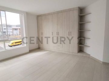 EN VENTA HERMOSO DEPARTAMENTO CON BALCON Y TERRAZA EN CUMBAYA