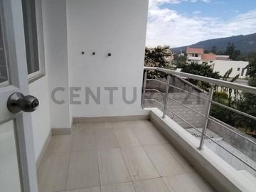 EN VENTA HERMOSO DEPARTAMENTO CON BALCON  EN CUMBAYA