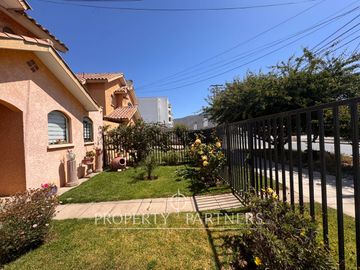 Cómoda Casa en plena avenida Principal