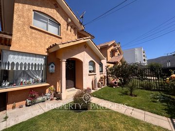Cómoda Casa en plena avenida Principal
