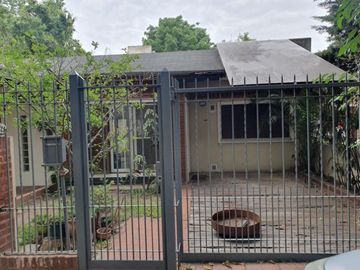 CASA PH FRENTE 3 AMB CON GARAGE Y FONDO MARTIN CORONADO