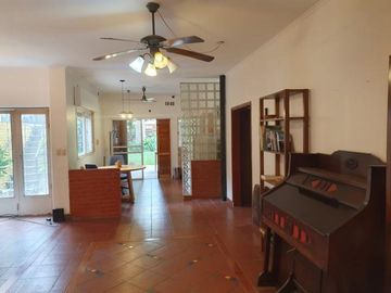 CASA PH FRENTE 3 AMB CON GARAGE Y FONDO MARTIN CORONADO