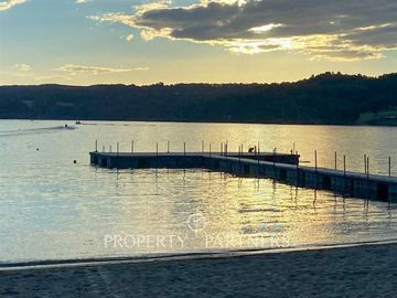 Excepcional Lote de frente al lago en una península