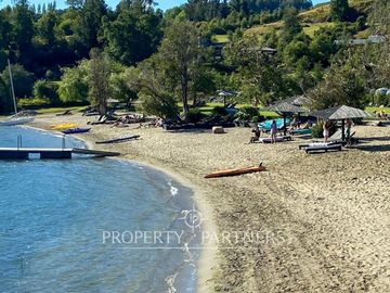 Excepcional Lote de frente al lago en una península