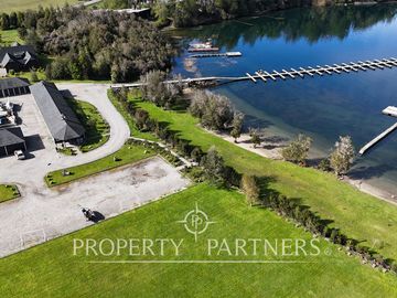 Excepcional Lote de frente al lago en una península