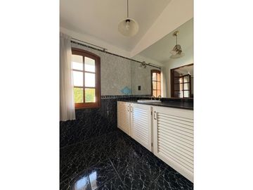 *VENTA - CASA 3 DORM + CONSULTORIO - JESÚS MARA*