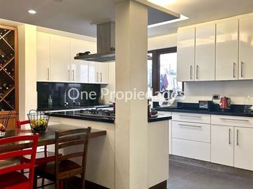 Casa en Venta en Casa Remodelada en Venta | Camino del Yunque | Lo Barnechea | One Propiedades