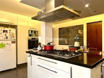 Casa en Venta en Casa Remodelada en Venta | Camino del Yunque | Lo Barnechea | One Propiedades