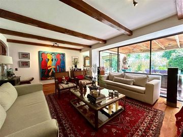 Casa en Venta en Casa Remodelada en Venta | Camino del Yunque | Lo Barnechea | One Propiedades