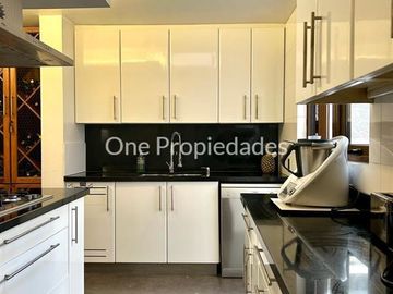 Casa en Venta en Casa Remodelada en Venta | Camino del Yunque | Lo Barnechea | One Propiedades
