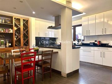 Casa en Venta en Casa Remodelada en Venta | Camino del Yunque | Lo Barnechea | One Propiedades