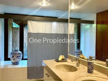 Casa en Venta en Casa Remodelada en Venta | Camino del Yunque | Lo Barnechea | One Propiedades