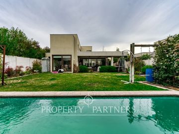 Piedra Roja, casa impecable, a pasos de todo en Chicureo