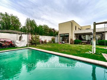 Piedra Roja, casa impecable, a pasos de todo en Chicureo
