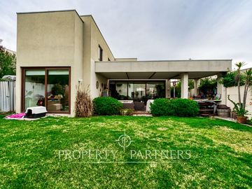 Piedra Roja, casa impecable, a pasos de todo en Chicureo