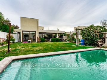 Piedra Roja, casa impecable, a pasos de todo en Chicureo