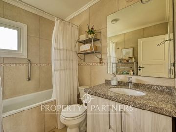Sector Poniente, excelente casa de 1 piso, recién remodelada en condominio  con excelentes accesos. Agua propia