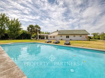 Sector Poniente, excelente casa de 1 piso, recién remodelada en condominio  con excelentes accesos. Agua propia