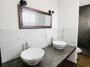 Casa en VENTA recamara planta baja, doble altura LOMAS DE LA RIOJA