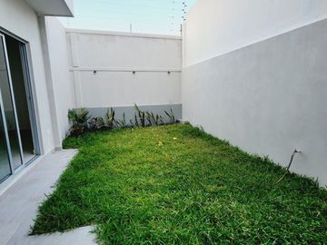 Casa en VENTA recamara planta baja, doble altura LOMAS DE LA RIOJA