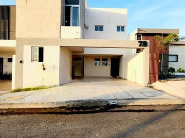 Casa en VENTA recamara planta baja, doble altura LOMAS DE LA RIOJA