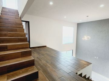 Casa en VENTA recamara planta baja, doble altura LOMAS DE LA RIOJA