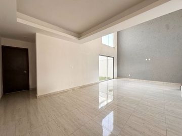 Casa en VENTA recamara planta baja, doble altura LOMAS DE LA RIOJA