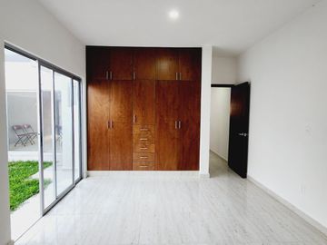Casa en VENTA recamara planta baja, doble altura LOMAS DE LA RIOJA