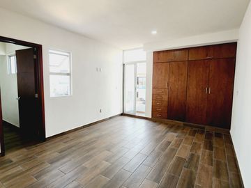 Casa en VENTA recamara planta baja, doble altura LOMAS DE LA RIOJA