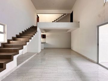 Casa en VENTA recamara planta baja, doble altura LOMAS DE LA RIOJA
